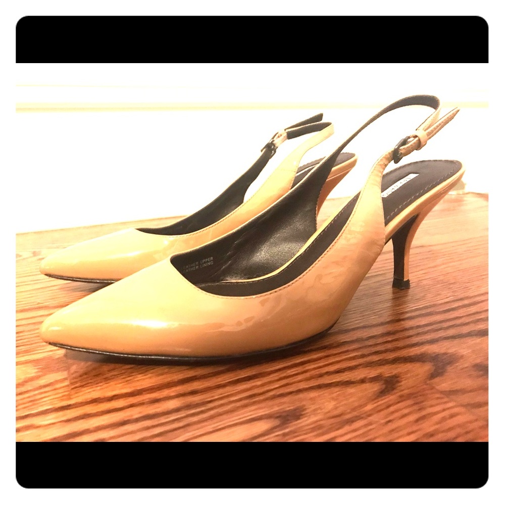 Vera Wang suede close-toed heels 1.5”